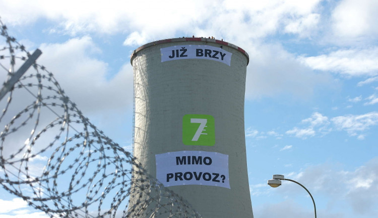 Soud odročil líčení s aktivisty, kteří navrtali plášť chladící věže chvaletické elektrárny