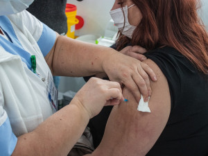 POLITICKÁ KORIDA: Zvládá Praha očkování proti covidu? Odpovídají zastupitelé