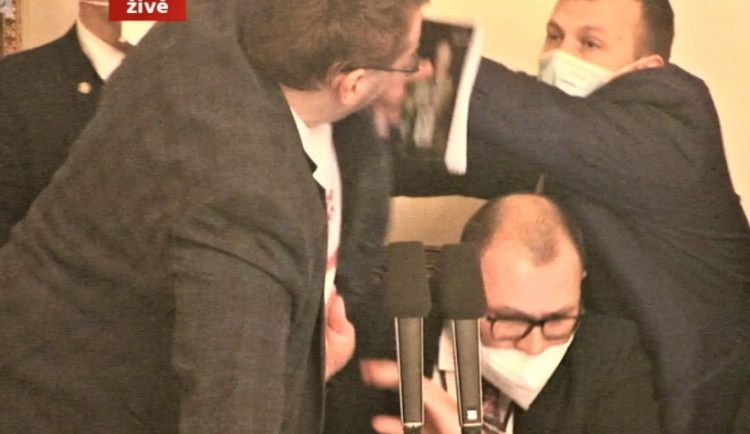 Ve Sněmovně došlo k fyzické potyčce. Poslanci se poprali u předsednického pultíku