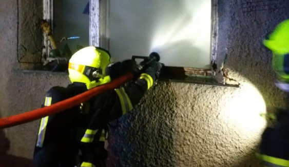 Noční požár bytu v Praze 6 zlikvidovali profesionální i dobrovolní hasiči