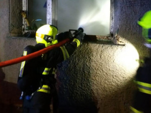 Noční požár bytu v Praze 6 zlikvidovali profesionální i dobrovolní hasiči