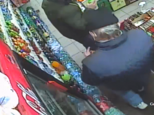 FOTO: Policisté pátrají po muži, který s nožem v ruce přepadl prodejnu v Praze 6