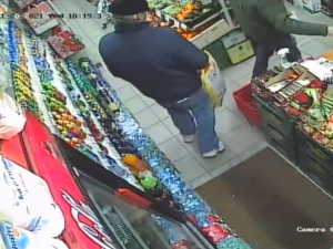 FOTO: Policisté pátrají po muži, který s nožem v ruce přepadl prodejnu v Praze 6