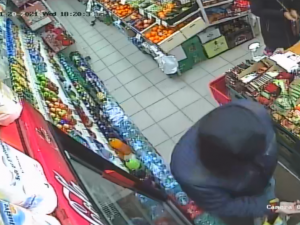 FOTO: Policisté pátrají po muži, který s nožem v ruce přepadl prodejnu v Praze 6