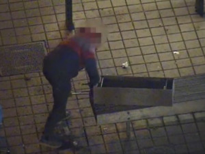 VIDEO: Muž se snažil páčidlem rozebrat popelnici. Chtěl ji ukrást a prodat
