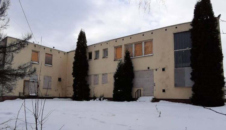 Vyhořelou výrobnu knedlíků chce město přestavět na moderní knihovnu