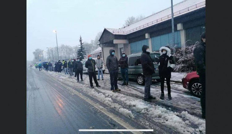 Pendleři si dnes museli vystát obrovské fronty