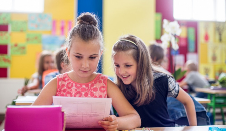 Školáci se mohou těšit na klasické vysvědčení, slovní hodnocení není v plánu