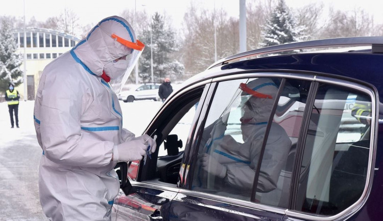 Kraj chce další armádní posily, tentokrát na odběrné místo pro pendlery