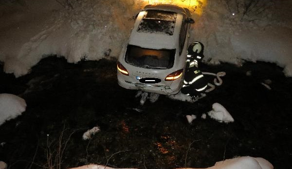Řidička na Trutnovsku nezvládla couvání, auto skončilo v řece