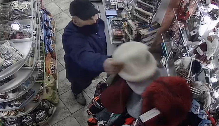 VIDEO: Muž přepadl trafiku na Žižkově. Nepoznáváte ho?