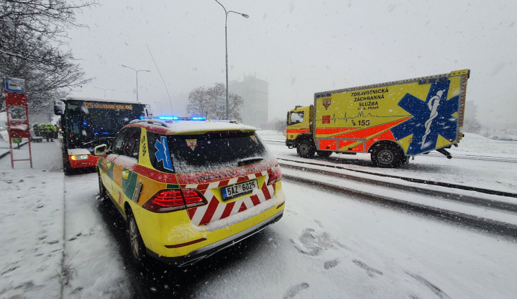 Na Chodově se srazily dva autobusy. Na místě je pět zraněných