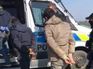 Policisté v Praze objevili devět nelegálních migrantů. Řidič kamionu je Srb