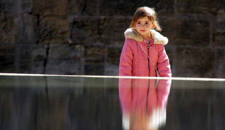 Praha chce kampaní s fiktivním seriálem zvýšit počet pěstounů