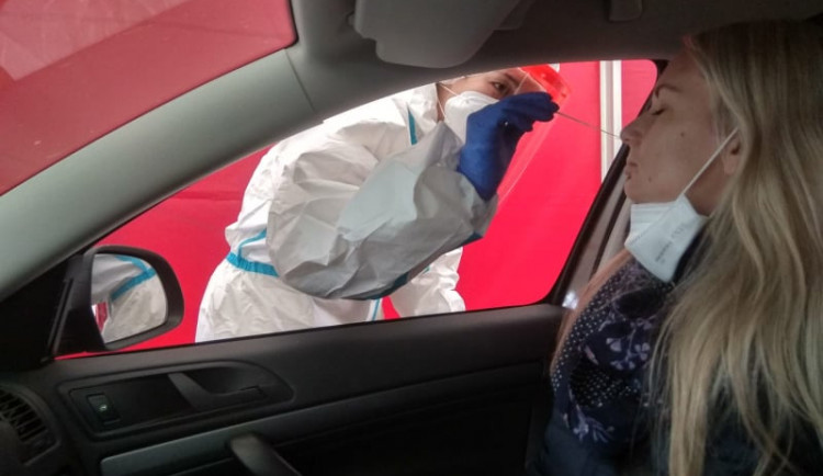 Na antigenní i PCR testy se nyní lze v Karlovarském kraji rezervovat on-line