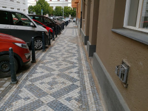 FOTO: Desítky pražských ulic dostaly nové chodníky