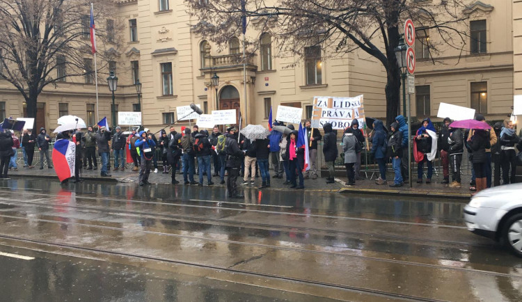 FOTO, VIDEO: Demonstranti jsou u Úřadu vlády. Na protest dohlíží policie