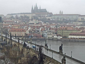 FOTO: Tři auta od rána parkují na Karlově mostě. Protestují proti vládě