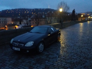 FOTO: Tři auta od rána parkují na Karlově mostě. Protestují proti vládě