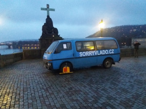 FOTO: Tři auta od rána parkují na Karlově mostě. Protestují proti vládě