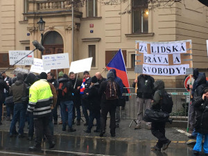 FOTO, VIDEO: Demonstranti jsou u Úřadu vlády. Na protest dohlíží policie