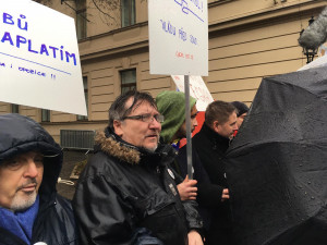 FOTO, VIDEO: Demonstranti jsou u Úřadu vlády. Na protest dohlíží policie