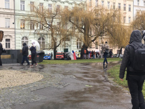 FOTO, VIDEO: Demonstranti jsou u Úřadu vlády. Na protest dohlíží policie