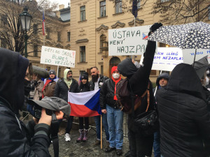 FOTO, VIDEO: Demonstranti jsou u Úřadu vlády. Na protest dohlíží policie
