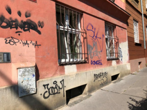 Praha 10 pomáhá občanům odstranit nelegální graffiti z fasád domů