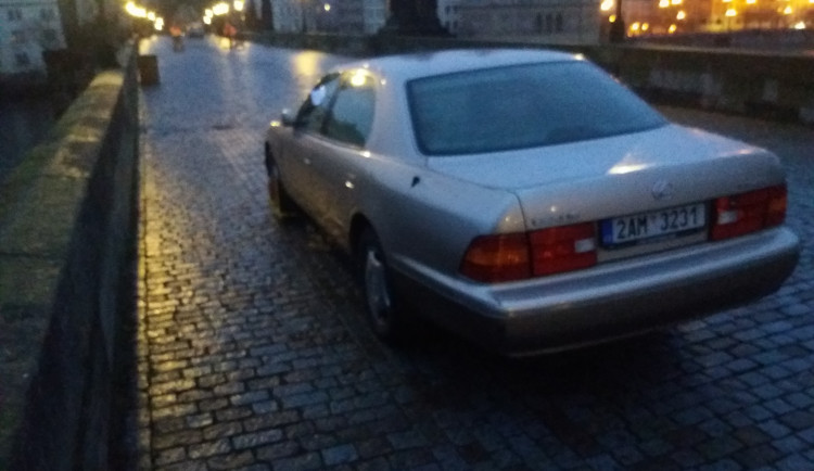 FOTO: Tři auta od rána parkují na Karlově mostě. Protestují proti vládě
