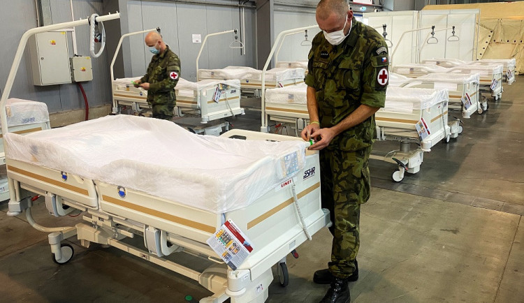 Polní nemocnici v Letňanech již začali likvidovat vojáci. Prázdná má být do 19. února