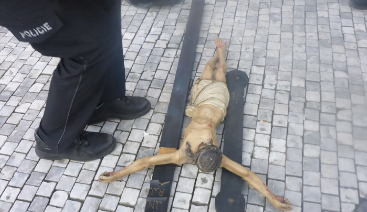 VIDEO: Trojice přespávala v budově u vnitřního bankomatu. Policie u nich našla dřevěný kříž a sochu Ježíše