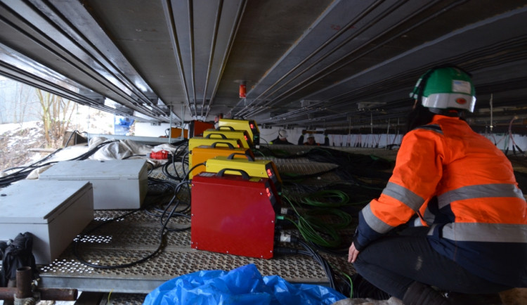 Prověšený most odborníci zpevní unikátní technologií, kterou použijí jako první na světě