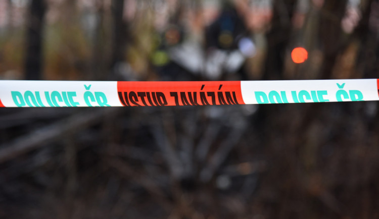 Torzo lidského těla našli hasiči po požáru chaty v Praze 8