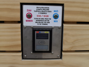 FOTO: V Praze 6 vznikly nové mobilní toalety. Lze na nich platit hotově i kartou