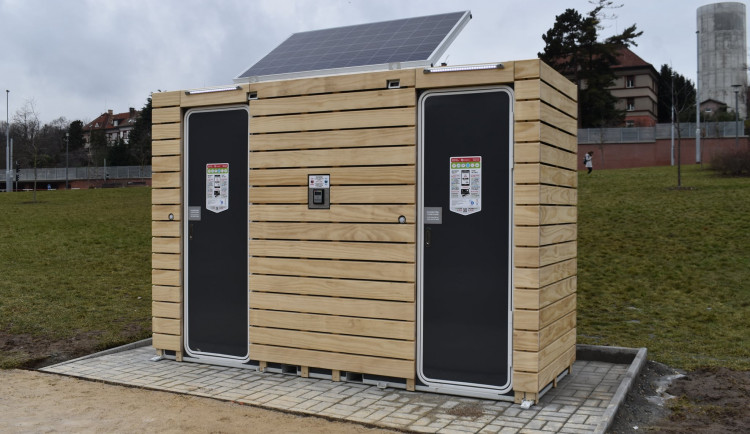 FOTO: V Praze 6 vznikly nové mobilní toalety. Lze na nich platit hotově i kartou