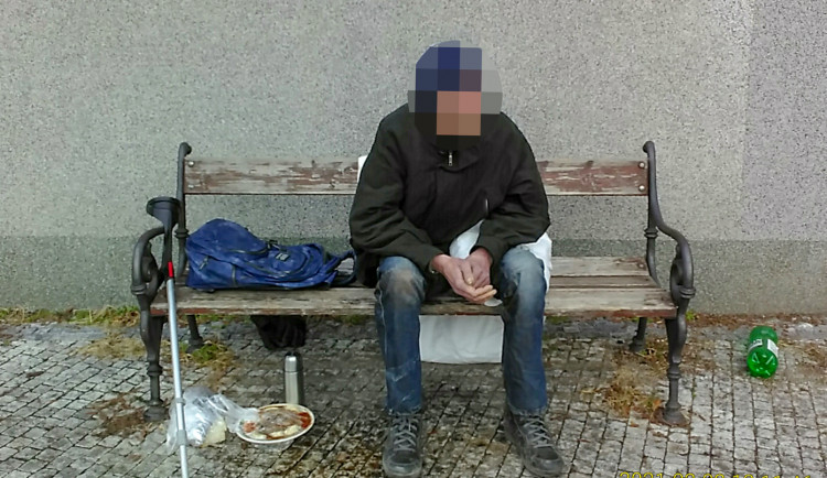 Bezdomovec seděl celý den na lavičce. Život mu zachránil muž, který k němu přivolal policii