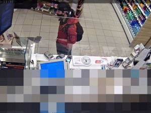 FOTO, VIDEO: Policisté pátrají po trojici mužů, kteří z odcizené kreditky vybrali peníze. Neviděli jste je?