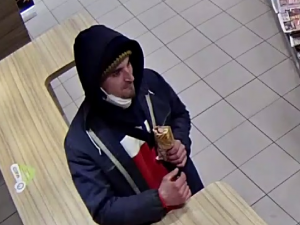 FOTO, VIDEO: Policisté pátrají po trojici mužů, kteří z odcizené kreditky vybrali peníze. Neviděli jste je?