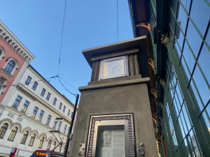 Obnovený meteosloupek u Masarykova nádraží bude řídit také veřejné osvětlení