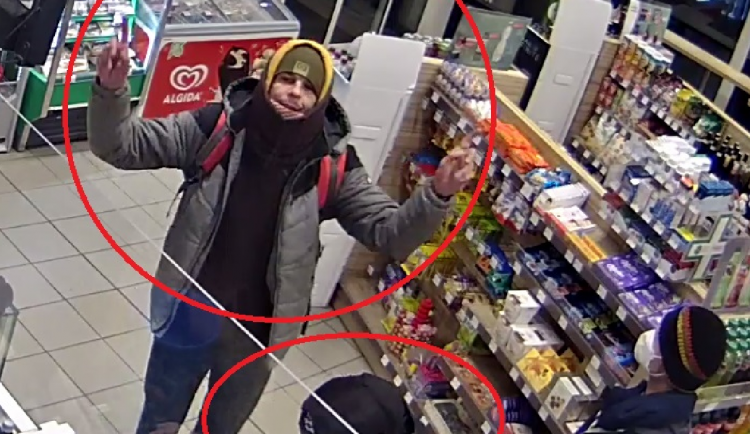 FOTO, VIDEO: Policisté pátrají po trojici mužů, kteří z odcizené kreditky vybrali peníze. Neviděli jste je?