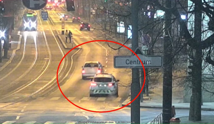 VIDEO: Opilého řidiče prozradil styl jízdy. Na výzvy policistů nereagoval