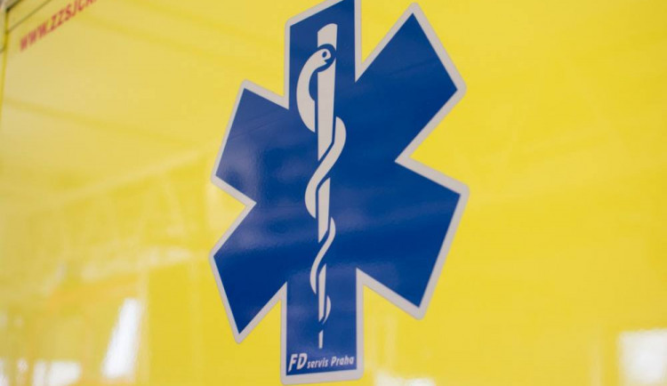 Jedna sanitka měla u případu technické problémy, druhá bourala do zaparkovaného auta