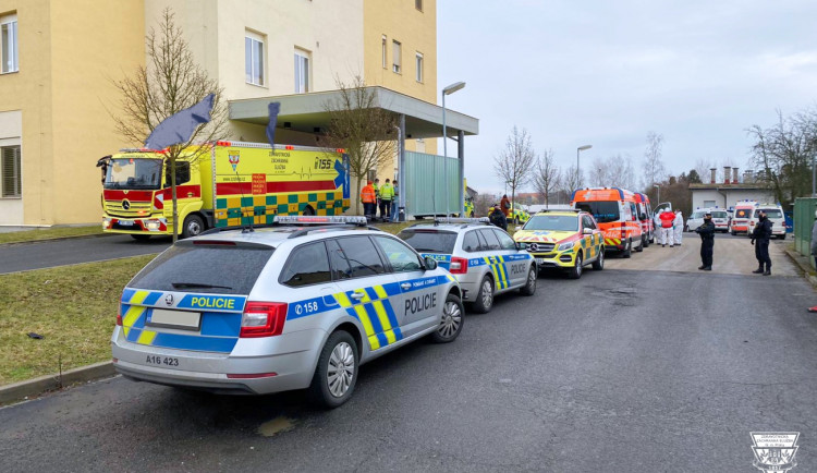 Počet nakažených covid-19 přesáhl v Karlovarském kraji šest tisíc, do Chebu míří sanity z Prahy