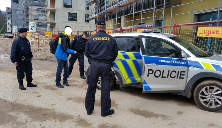 Policisté na Rychnovsku odhalili pracující cizince bez povolení, zaměstnavateli hrozí pokuta až deset milionů