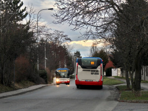 FOTO: Na severovýchodě Prahy se cestující svezou novými autobusy