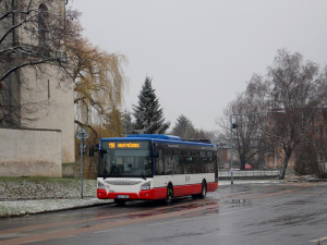 FOTO: Na severovýchodě Prahy se cestující svezou novými autobusy
