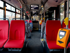 FOTO: Na severovýchodě Prahy se cestující svezou novými autobusy