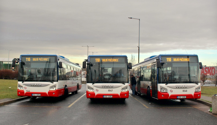FOTO: Na severovýchodě Prahy se cestující svezou novými autobusy