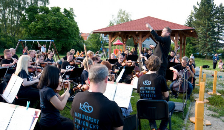 Karlovarští symfonici se chtějí vrátit mezi paneláky